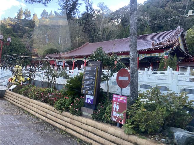 台8线梨山到大禹岭路段，于2日晚间启动预警性封闭道路；位在台8线中横公路海拔1956公尺的梨山宾馆，大厅空荡荡，副总经理林闵政说，10月1日下午一次将订房客人全退光。（张妍溱摄）