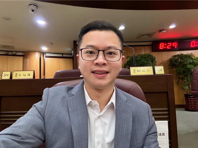 绿营轰基隆市长谢国梁放颱风假是政治操作，桃园市议员凌涛回击，指中央及县市首长依天气观测数据决定放假与否，早就形成科学的公共政策决策流程。譬如这次山陀儿颱风，因新北的沿海及山区达标，桃园市的沿海4区阵风达标，台北、基隆今日下午风雨将影响上下课、班安全，所以依共同生活圈决定放假。（摘自凌涛脸书）