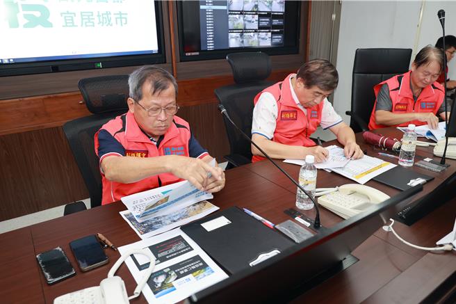 南投縣副縣長王瑞德坐鎮南投縣災害應變中心，已預防性撤離4鄉鎮民眾、患者及孕婦共190人。（南投縣政府提供／楊靜茹南投傳真）