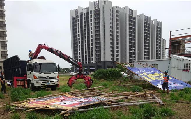 山陀兒颱風來襲，台中市2日傳出零星樹枝斷裂及廣告物傾倒，截至17時共發生28件路樹傾斜或樹枝斷裂；另8件竹架廣告招牌有傾倒，已派員拆除。（台中市府提供／陳淑芬台中傳真）