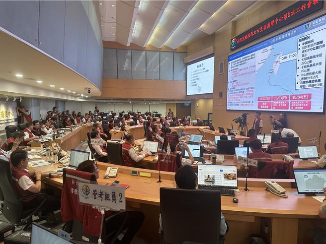 新北市长侯友宜2日晚间主持灾害应变中心工作会报，听取各单位简报及气象预测。（高钧麟摄）