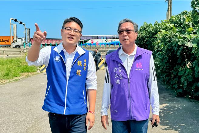 国民党议员钱龙会勘芦竹区坑口垃圾掩埋场。（钱龙提供／蔡依珍桃园传真）