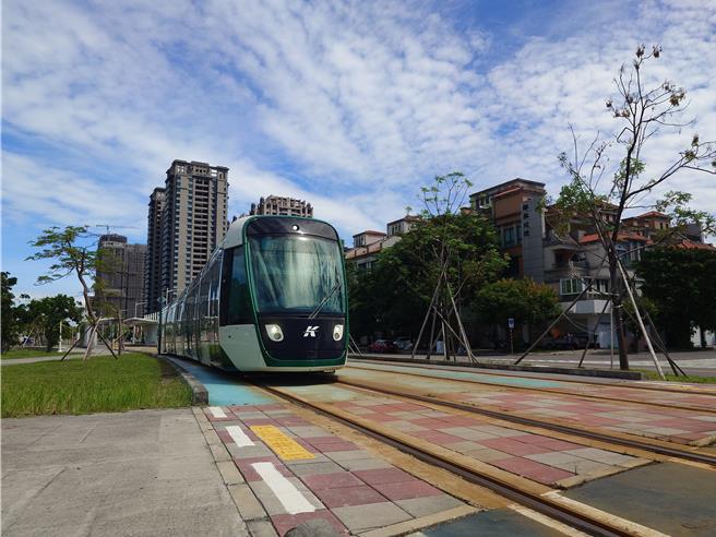 高雄市今天入夜后风雨渐强，市府宣布明日停班停课，公车、轻轨、渡轮全日停驶，捷运採20分钟班距运行，非必要切勿外出。（任义宇摄）