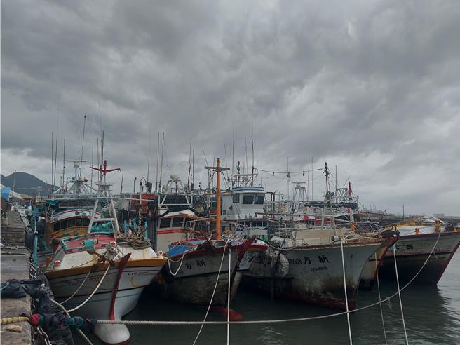 淡水漁人碼頭2日停滿避風的漁船。（張鎧乙攝）