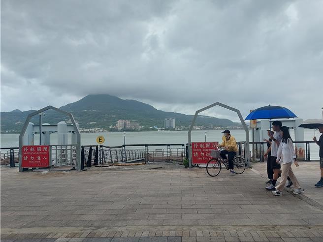 基北北桃2日停班停課，一些民眾到淡水享受颱風假期，但藍色公路船班暫時停航。（張鎧乙攝）