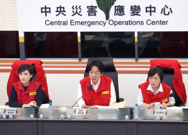 山陀兒颱風來襲，總統賴清德(中)1日在行政院副院長鄭麗君(左)及內政部長劉世芳(右)陪同下視察中央災害應變中心。其間，賴清德與花蓮縣長徐榛蔚的溝通對話引發熱議。（資料照／范揚光攝）