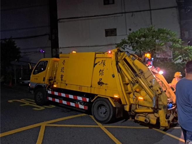 台北市环保局2日晚间宣布，明天不收运垃圾，另也暂停开放31处限时收受点。（温予菱摄）