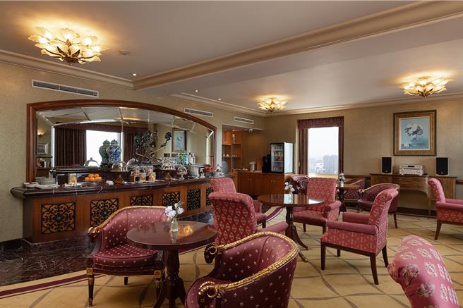 高雄汉来「周年庆住房专案」，每房还可获赠行政楼层贵宾轩礼遇1次，享受丰富精致酒水与轻食点心，还可远眺高雄港湾绝佳视野。（图／台北汉来大饭店）