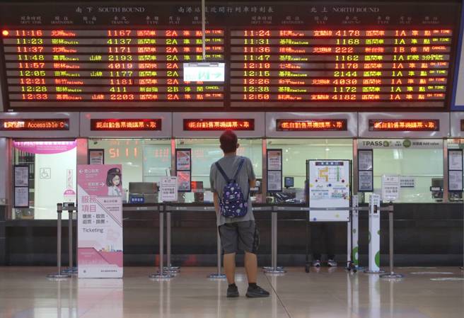 台鐵公司宣布3日列車異動情形，民眾觀看列車時刻表。（王英豪攝）