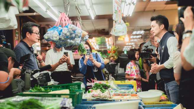 蔣萬安為瞭解菜價波動，2日走訪士東市場。（翻攝自蔣萬安臉書）