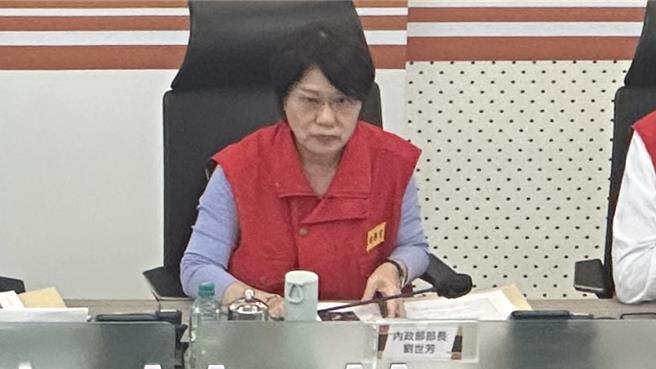 中央灾害应变中心晚间9时召开第12刺工作会报，由内政部长刘世芳主持掌握全国各地灾情。（贺培晏摄）