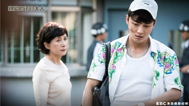 尹施允在《亲爱的法官大人》中分饰2角坦言「挑战不小」。（东森提供）