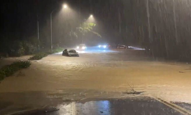 山陀兒颱風還未登陸，基隆、瑞芳下起大雨導致多處路段嚴重積水。（圖／翻攝畫面）