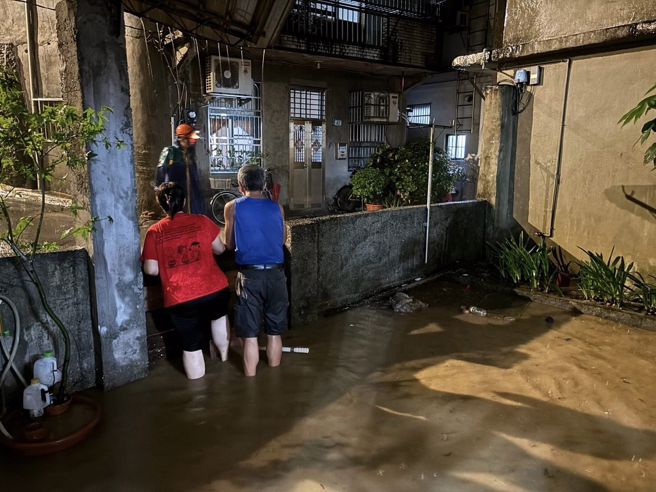 山陀兒暴雨，新北市瑞芳區晚間下起暴雨，水淹至民眾小腿，且泥漿衝入民眾住宅。（圖／翻攝自臉書爆料公社二社）