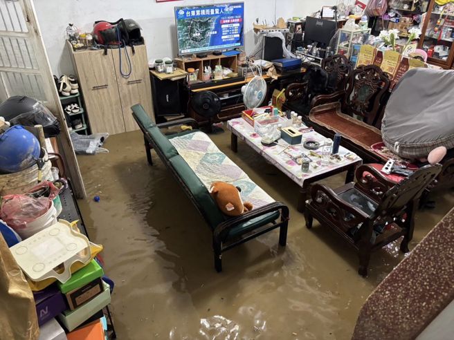 山陀兒暴雨，新北市瑞芳區晚間下起暴雨，水淹至民眾小腿，且泥漿衝入民眾住宅。（圖／翻攝自臉書爆料公社二社）