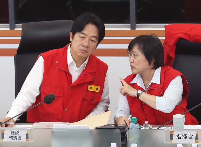 山陀儿颱风来势汹汹，赖清德总统（左）1日视察中央灾害应变中心，并与内政部长刘世芳（右）交换意见。（范扬光摄）