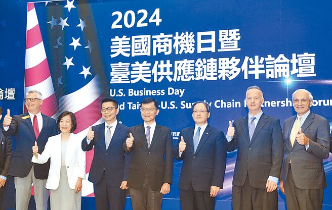 外貿協會「2024年美國商機日暨臺美供應鏈夥伴論壇」系列活動1日舉行，經濟部次長何晉滄（中）、經濟部國際貿易署署長江文若（左二）、外貿協會副董事長陳昱凱（左三）、外貿協會秘書長王熙蒙（右三）、美國在台協會商務組副組長高宇文（右二）等貴賓共同宣布活動開始。圖／顏謙隆