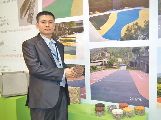 强笙工程公司董事长杨敏政表示，「蜂巢状透水混凝土」，具有透气、透水和重量轻的特点，减少环境负荷，友爱地球。图／李水莲