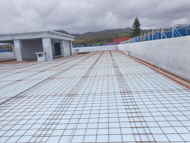 台东市营区－屋顶PS隔热板铺设，採用禹青生产的「挤出法泡沫聚苯乙烯XPS隔热板」，有环保标章板材由鸢扬国际总经销代理销售。图／鸢扬国际提供