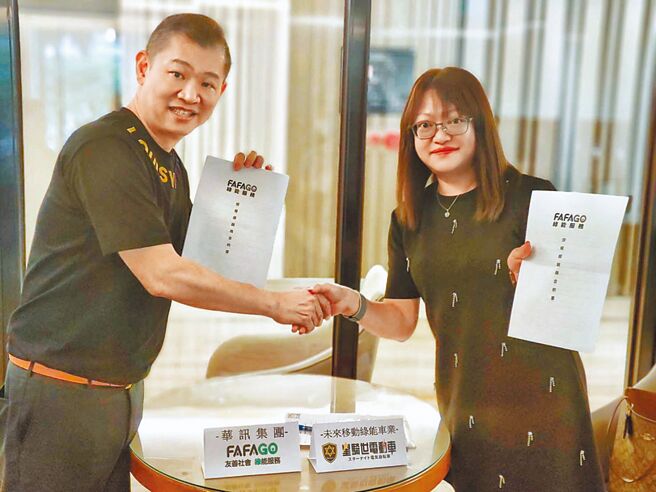 华讯集团执行长谢铂钧（左）与星骑世电动车执行长吴明郁（右）签属经销合约。图／星骑世电动车提供