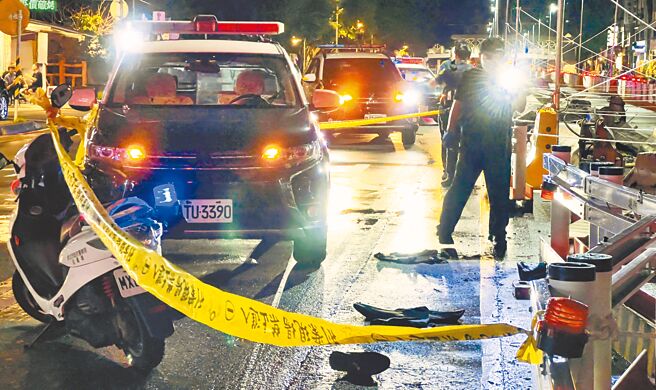 新北市土城警分局清水派出所所长刘宗鑫9月30日晚间11时许执行临检勤务时，遭30岁陈姓女驾驶拒检后拖行撞施工护栏殉职，警方在案发现场拉起封锁线採证。（吕健豪摄）