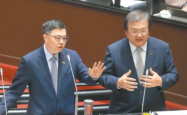 行政院长卓荣泰（左）和卫福部长邱泰源（右）1日在立院院会备询，针对立委质询有关健保点值，两人的说法有点出入。（赵双杰摄）