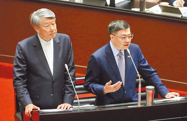 电价未来是否持续调涨，经济部长郭智辉说，「这个我想是院长做决定」。右为行政院长卓荣泰。（赵双杰摄）