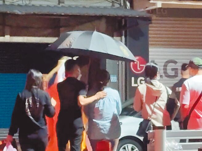 新北市土城警分局清水派出所所长刘宗鑫9月30日深夜拦查可疑车辆时殉职，家属1日凌晨到现场招魂，场面哀戚。（柯毓庭摄）