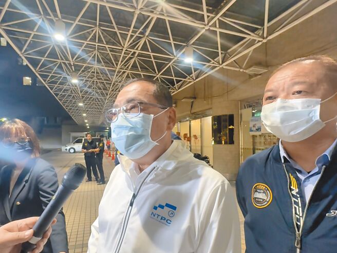 新北市長侯友宜（左）、警察局長廖訓誠（右）1日凌晨緊急前往醫院探視劉宗鑫家屬，含淚表示劉宗鑫已殉職，會全力關心家屬協助善後。（柯毓庭攝）