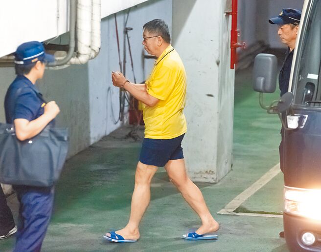 台北地檢偵辦京華城弊案，1日原訂第5度提訊前台北市長、民眾黨主席柯文哲，但柯拒絕應訊。圖為北檢9月26日提訊，柯戴著手銬走下囚車進入北檢。（本報資料照片）