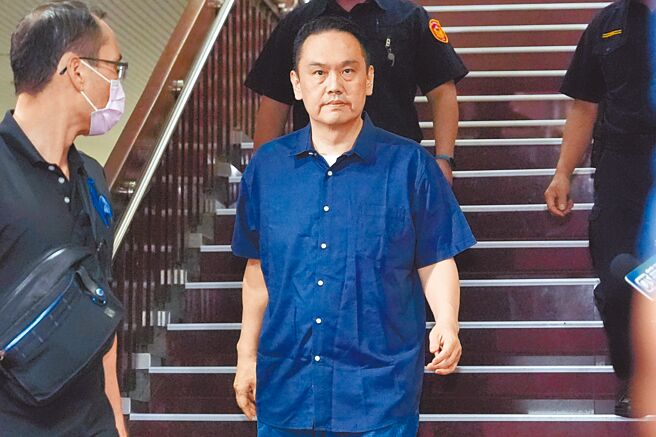 台北市议员陈重文涉及台湾智慧光网弊案遭起诉，台北地方法院1日准予800万元交保，并限制出境、出海、住居及戴上电子脚镣。陈重文交保后，不发一语步出北院。（黄世麒摄）