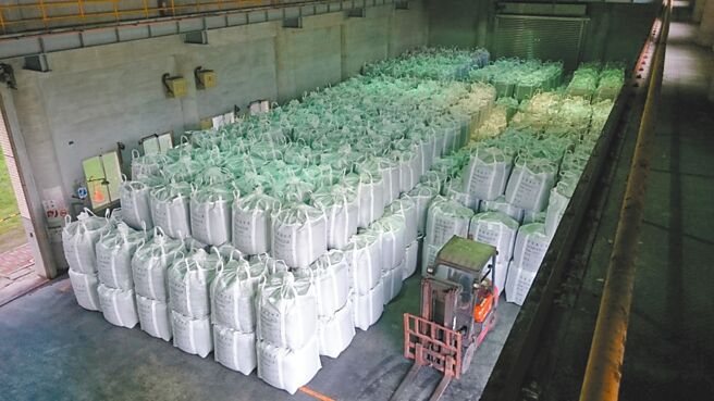 宜蘭縣環保局獲環境部補助1.2億元推動焚化飛灰再利用計畫，將經處理後的水洗灰作為水泥業天然砂石替代原料。（宜蘭縣環保局提供／吳佩蓉宜蘭傳真）