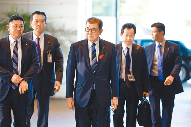 日本自民党总裁石破茂（中）在眾参两院全体会议上被指定为第102任首相。（路透）