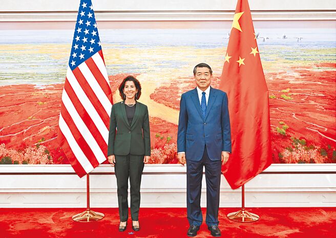 陸媒披露，中美商務部長將於近日舉行通話，就中美經貿關係及電動車限制等議題交換意見。圖為美國商務部長雷蒙多（左）2023年8月訪北京，拜會大陸國務院副總理何立峰。（新華社）