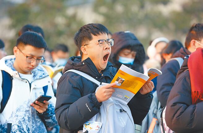 大陸多所名校今年碩博士班招生均大幅超越學士班新生，而台灣近年研究所報讀人數下滑，專家建議台灣應抓緊機會向陸生招手。圖為大陸碩士研究生考試，考生在考場外備考。（新華社）
