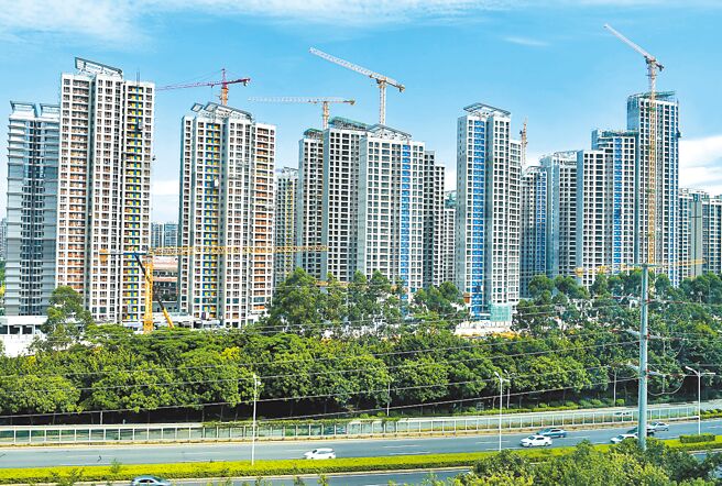 大陸北京市和廈門市9月30日同步推出房地產利多政策。圖為福建省廈門市大樓林立。（中新社）