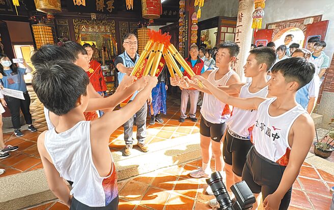 金門縣第24屆縣運動會暨第10屆離島聯合運動會將於10月17日至19日一連3天在金門縣縣立體育場登場，1日上午於牧馬侯祠由副縣長李文良（中）請引聖火傳交給大會聖火隊後開始傳遞。（于家麒攝）
