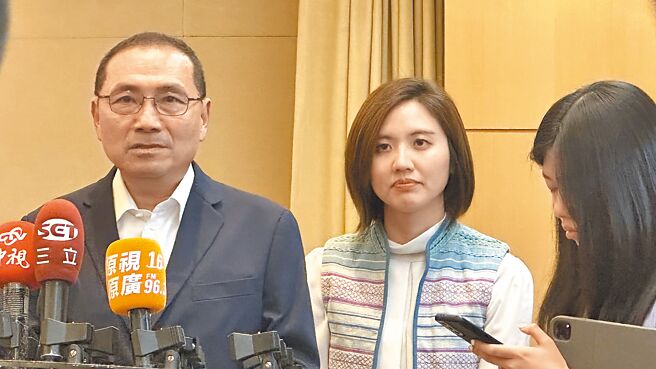 新北市原住民約6萬人，市府規畫興建樹林區南園段原住民社會住宅，去年先期規畫報告已出爐，原民局長林瑋茜Siku Yaway（右）積極推動原民社宅興建，新北市長侯友宜（左）也表態支持，仍因中央預算而卡關。（賀培晏攝）