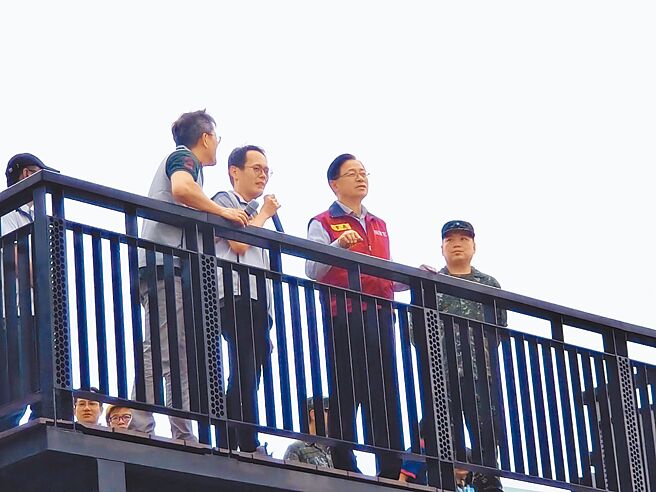 桃园市长张善政（右二）1日视察龙山埤滞洪池，他表示，主要是了解滞洪池是否清空，能否改善当地水患问题，这次颱风将是考验。（赖佑维摄）