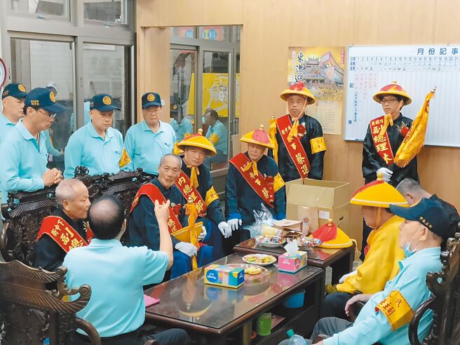 东港迎王祭典委员会紧急开会，决议1日中区及2日农区遶境活动全面停止。（东隆宫提供／罗琦文屏东传真）