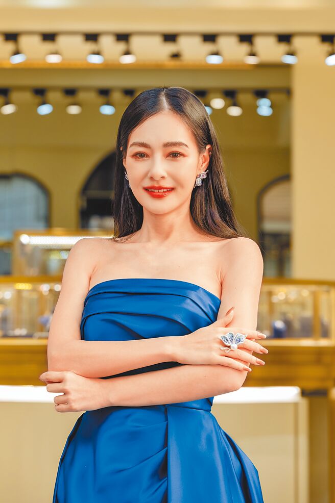 王思佳1日出席珠寶品牌活動，一身藍色禮服展現女王氣場。（品牌提供）