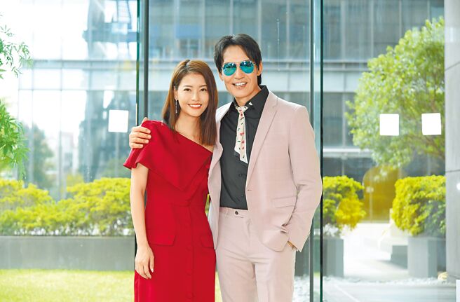 王乐妍（左）新加入《愿望》，1日和霍正奇合体宣传。（三立提供）