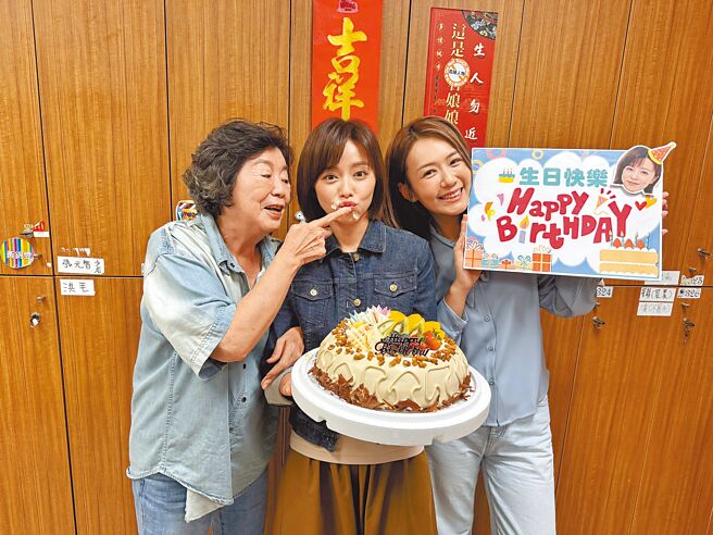 王满娇（左）、李又汝（右）为王瞳庆生。（民视提供）