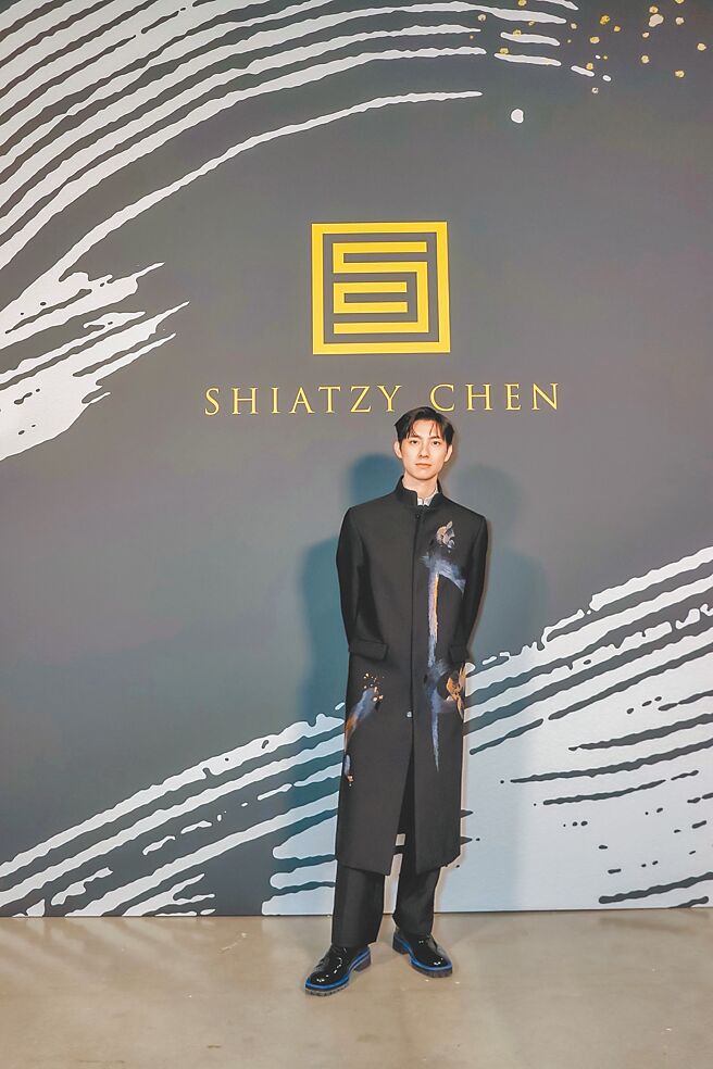 彭千祐一抵達巴黎，馬上去了羅浮宮看自己日思夜想的《蒙娜麗莎》。（夏姿提供）