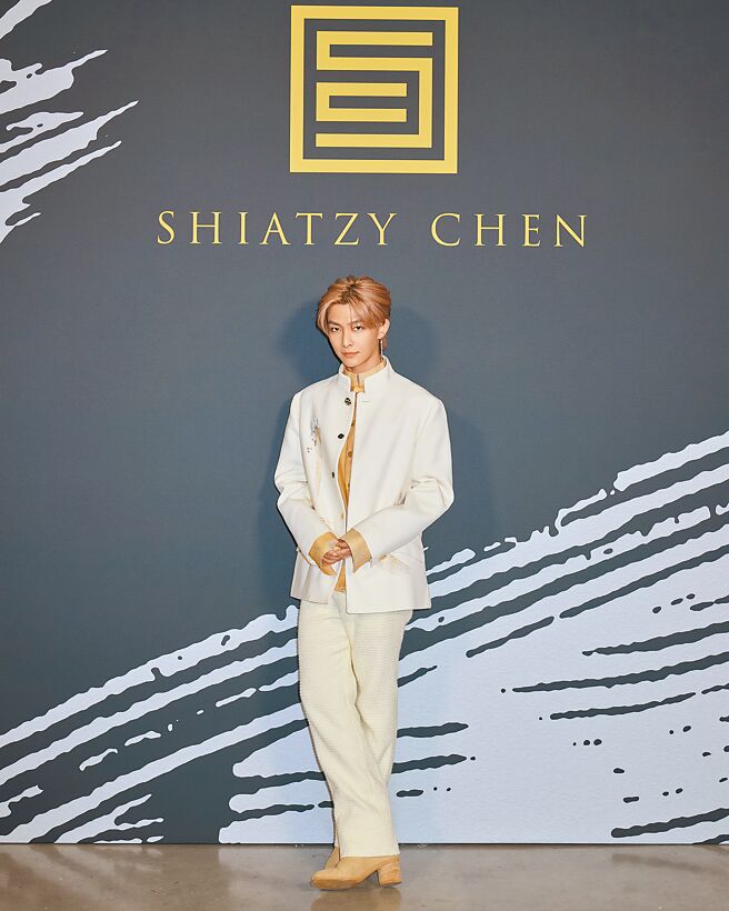 男星炎亞綸以白色和金色打造自己花都巴黎的看秀造型。（黃唯淯攝）