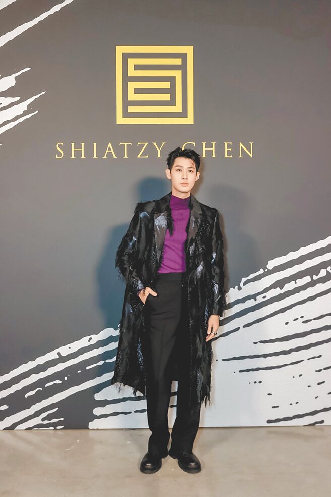 李玉璽以一身帥氣的紫色夏姿秋冬造型現身觀秀。（夏姿提供）