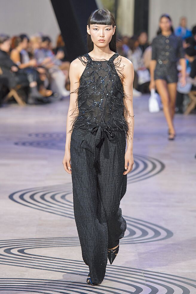 流蘇羽毛的設計相當搶眼，也讓不少觀秀藝人留下深刻印象。（夏姿提供）