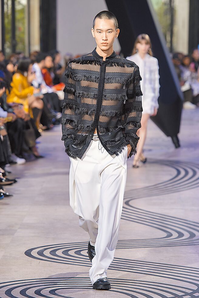 宛如畫寫中文般的排版格式，也成為本季服裝設計靈感。（夏姿提供）