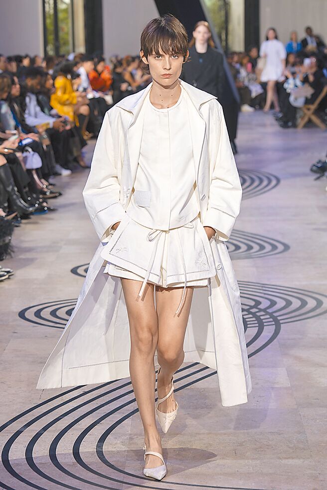 短褲前的襯片豐富了Layer，在其它短裙也能看到。（夏姿提供）