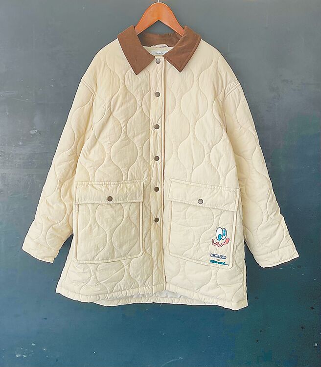 联名灯芯绒领口绗缝夹克外套（米），3690元。（niko and… 提供）